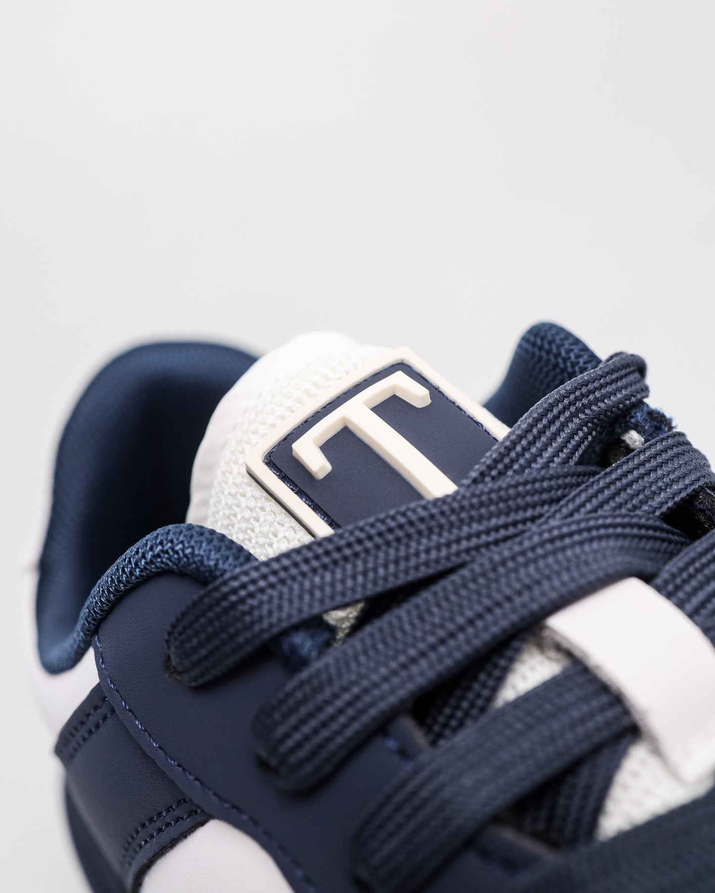#color_navy/white
