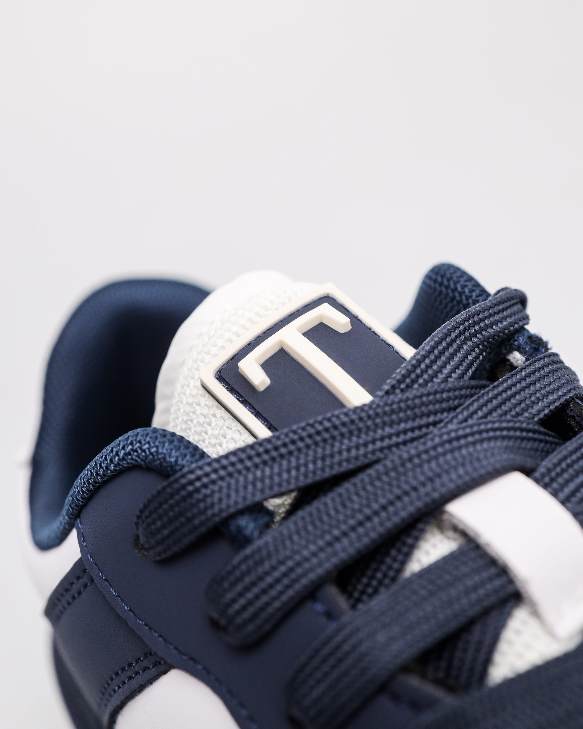 #color_navy/white
